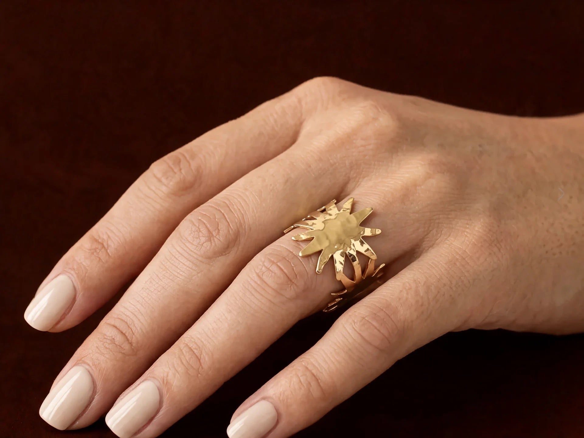 Bague Soleil Dorée — Anneau Large Ajouré | Collection Martelée  Description :
