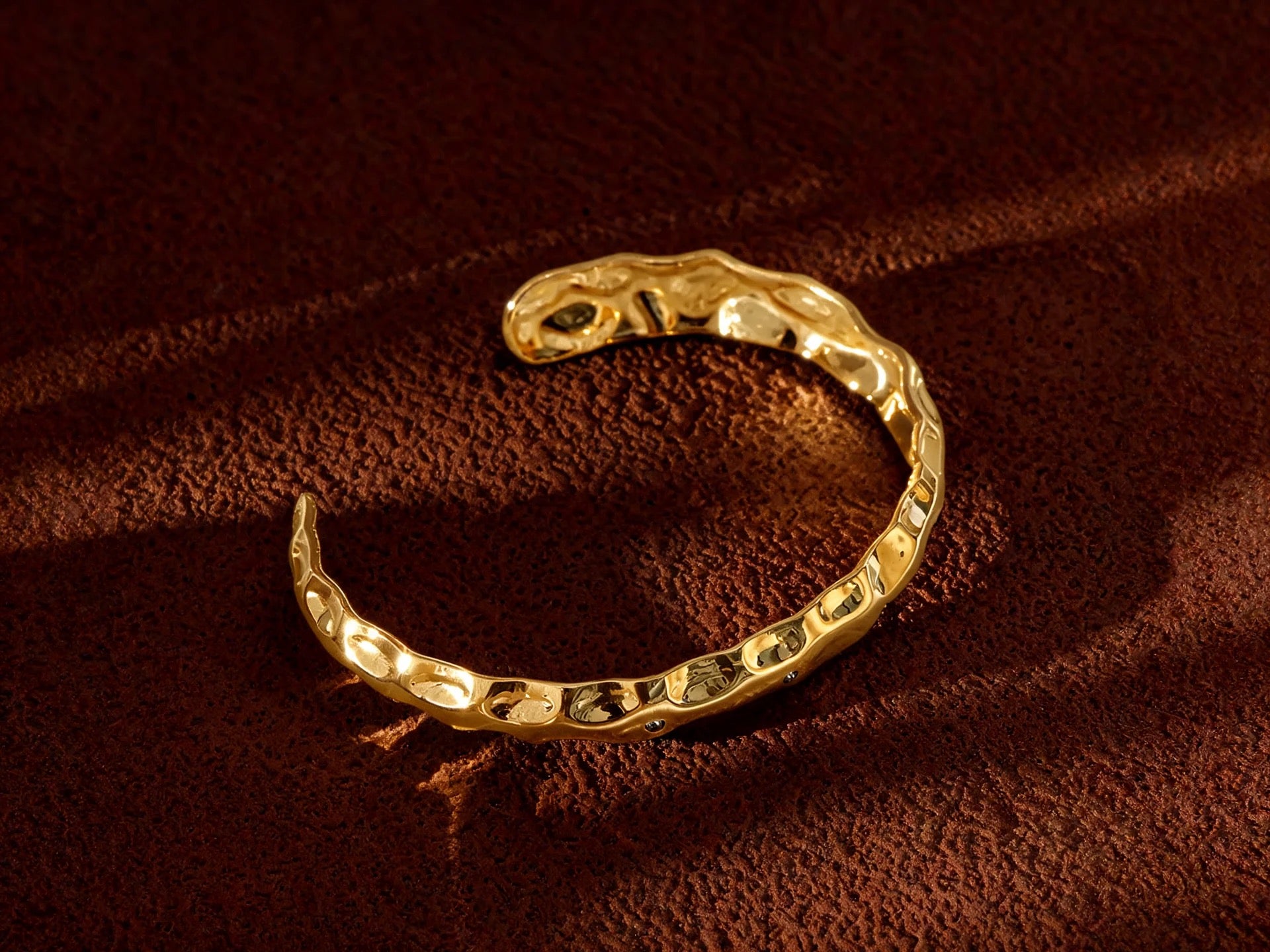 Jonc Ouvert Organique — Contour Martelé Irrégulier | Collection Martelée