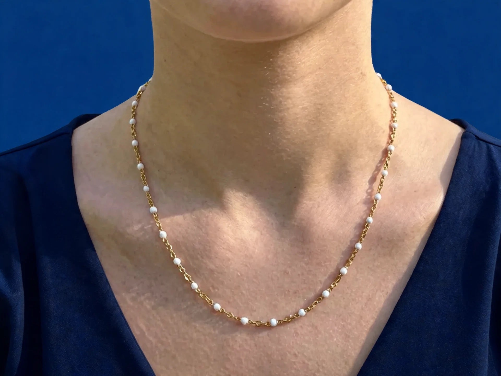 Collier Chaîne Fine — Perles Nacrées Blanches | Les Basiques de ZORVAE