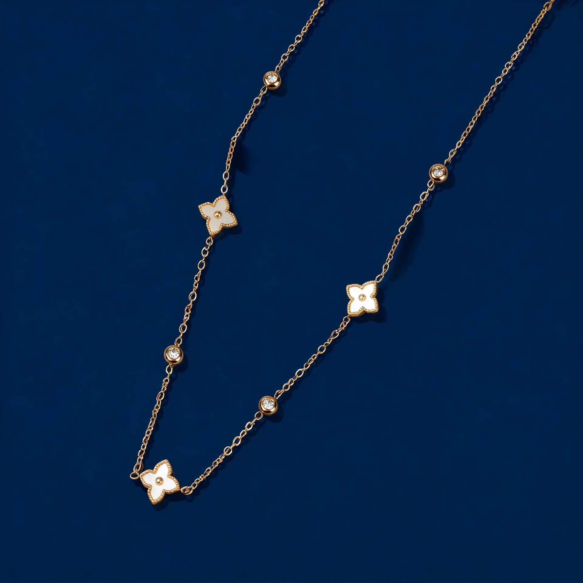 Collier Fleurs Nacrées & Cristaux — Les basiques de ZORVAE