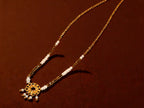 Collier Pendentif Médaillon — Perles Blanches & Or | Collection Martelée