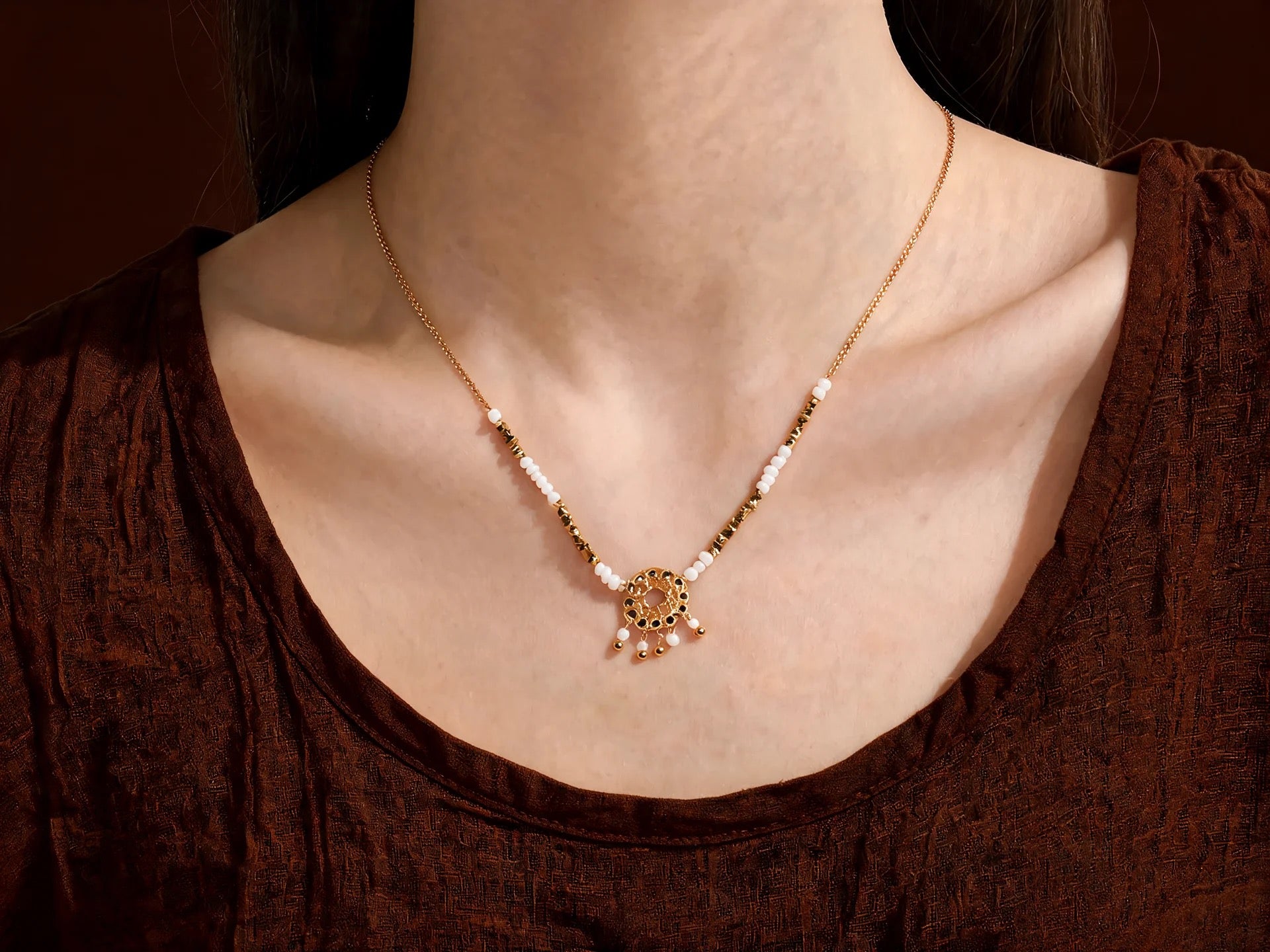 Collier Pendentif Médaillon — Perles Blanches & Or | Collection Martelée