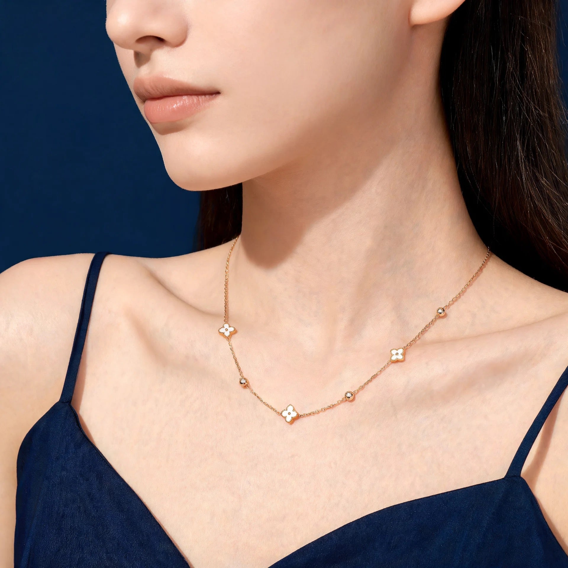 Collier Fleurs Nacrées & Cristaux — Les basiques de ZORVAE