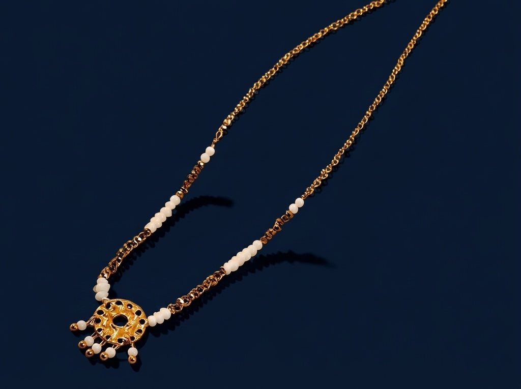 Collier Pendentif Médaillon — Perles Blanches & Or | Collection Martelée