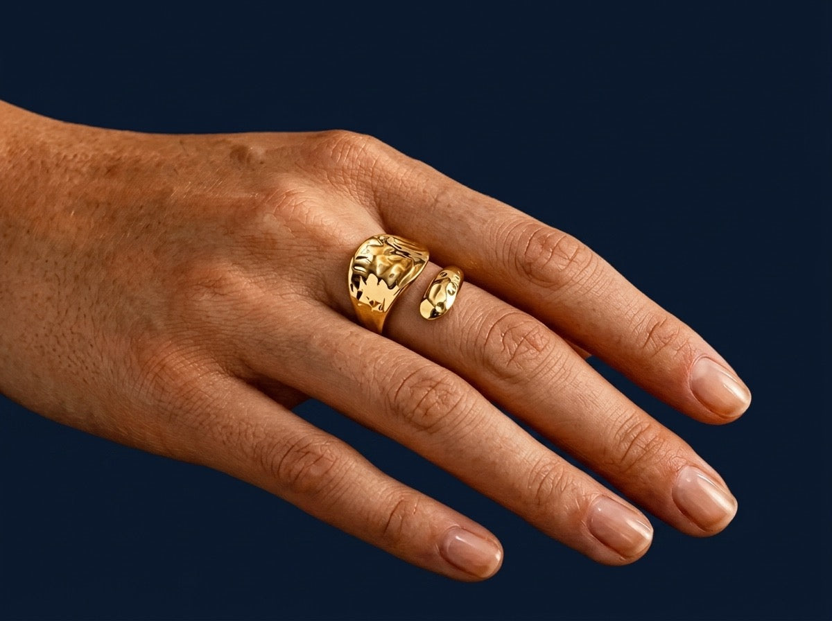 Bague Wrap Dorée — Double Plateau Martelé | Collection Martelée