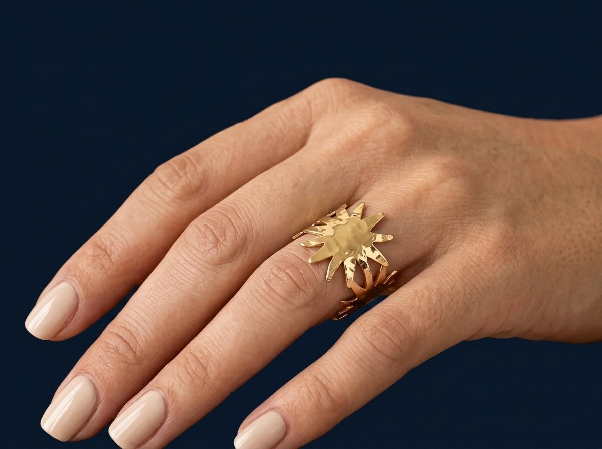 Bague Soleil Dorée — Anneau Large Ajouré | Collection Martelée  Description :
